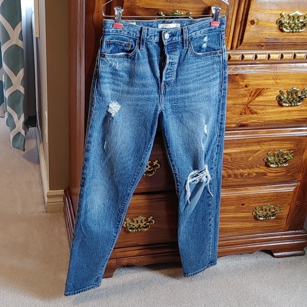 Women's Levis Red Tab Distressed Wedgie Straight Leg Jeans - Picture 4 of 12